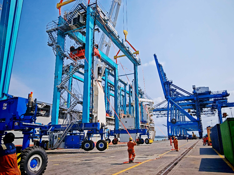 GENMA 10台45吨混动RTG交付东非客户,卓越履约能力持续赢得客户信赖(图1) GENMA 10台45吨混动RTG交付东非客户,卓越履约能力持续赢得客户信赖(图1)