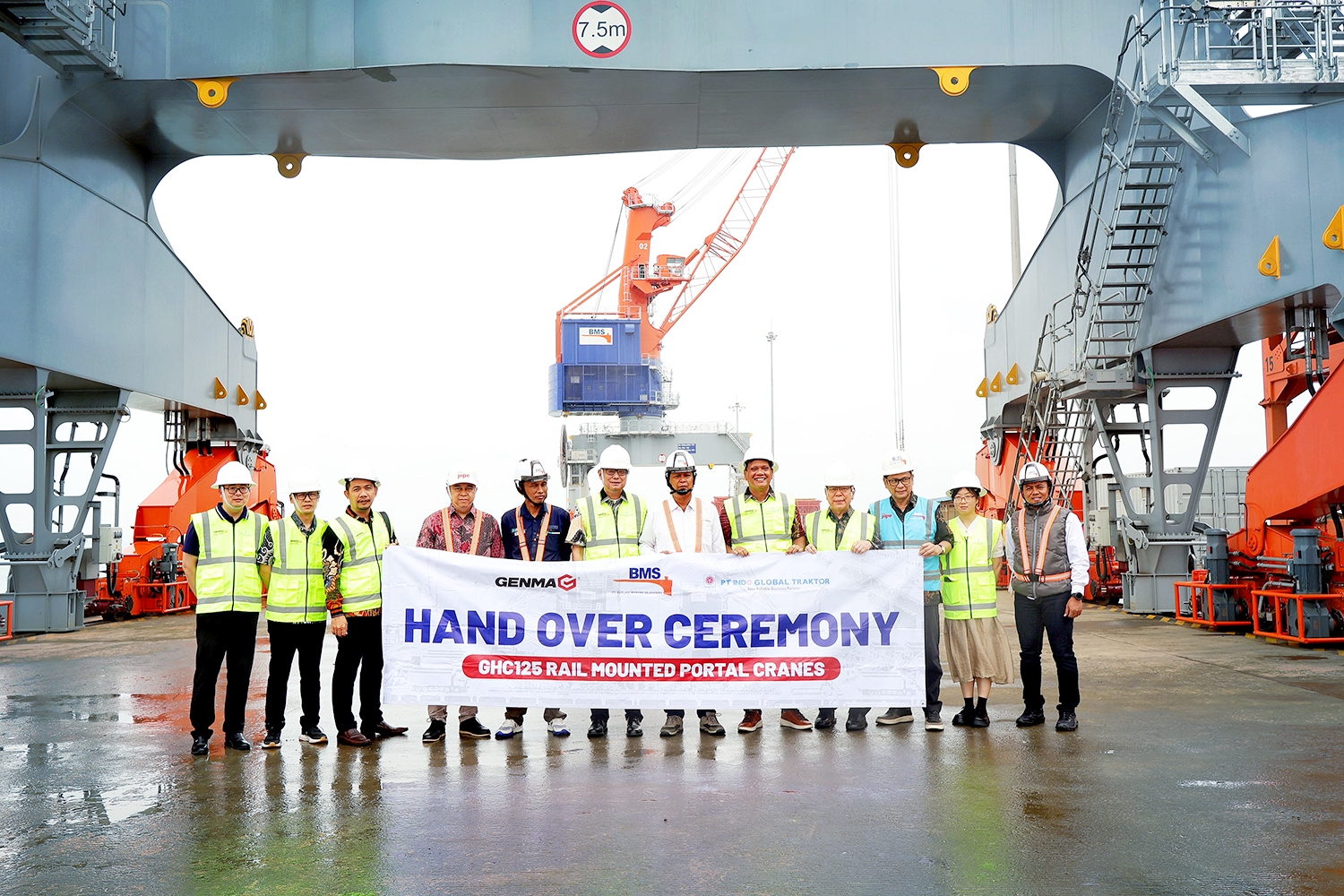 GENMA交付BMS两台移动式港口起重机(图1)